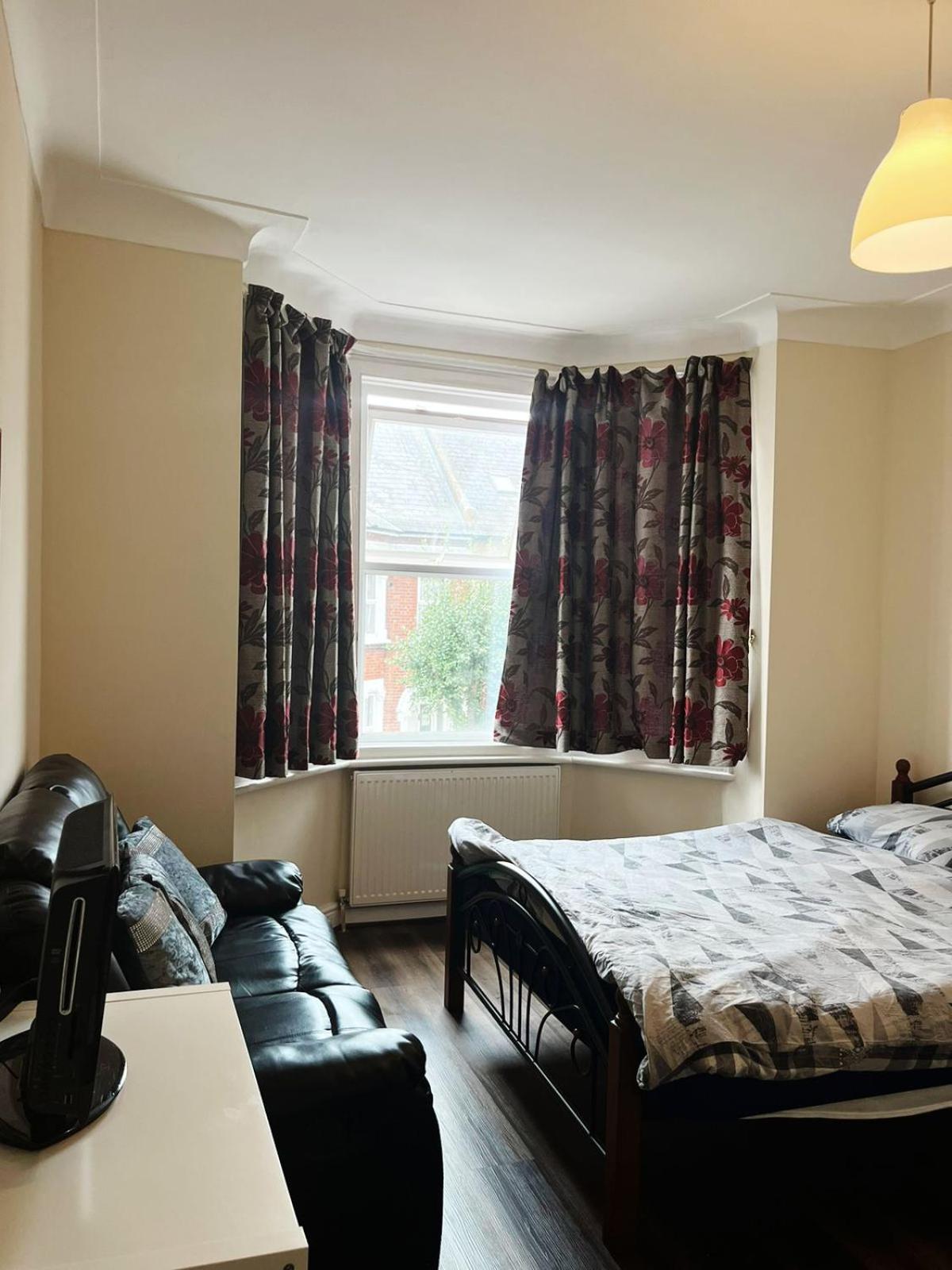 Nice And Pleasant Thornton Heath Экстерьер фото