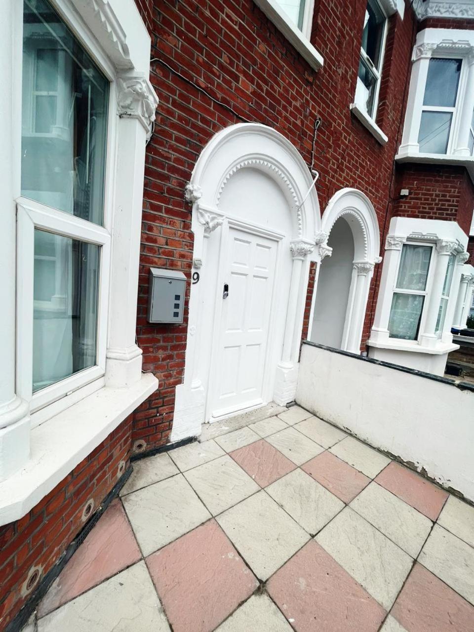 Nice And Pleasant Thornton Heath Экстерьер фото